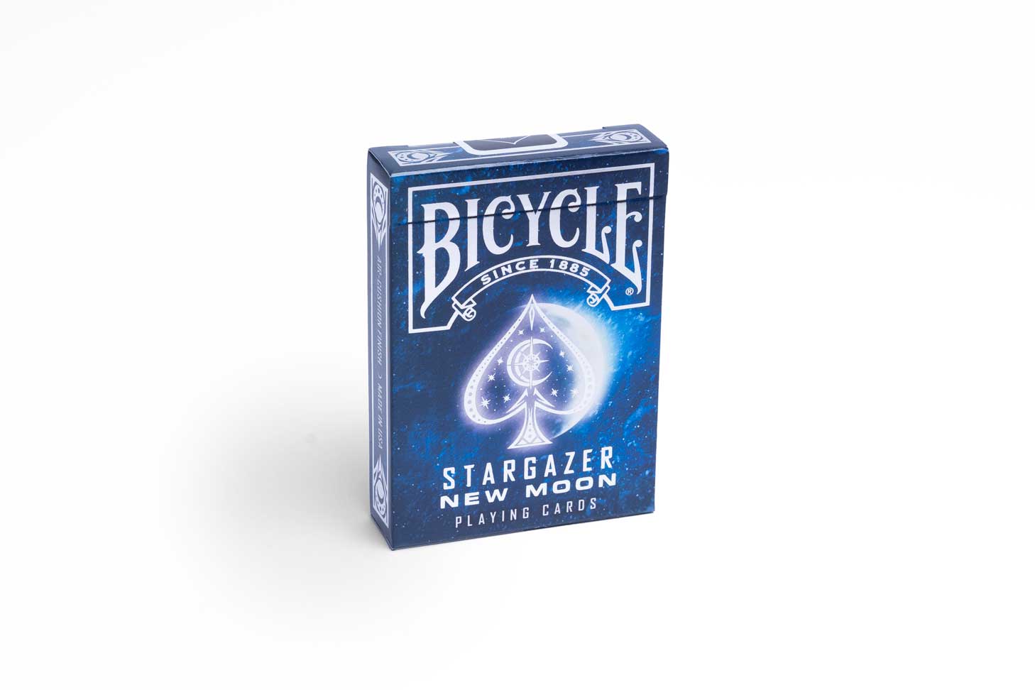Eine Bicycle Creatives Stargazer New Moon Kartenschachtel steht mit sichtbarer Vorderseite vor einem weißem Hintergrund.