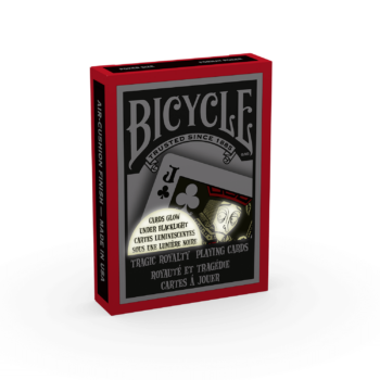 Eine Bicycle Creatives Tragic Royalty Kartenschachtel steht mit sichtbarer Vorderseite vor einem weißem Hintergrund.