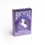 Eine Bicycle Creatives Unicorn Kartenschachtel steht mit sichtbarer Vorderseite vor einem weißem Hintergrund.