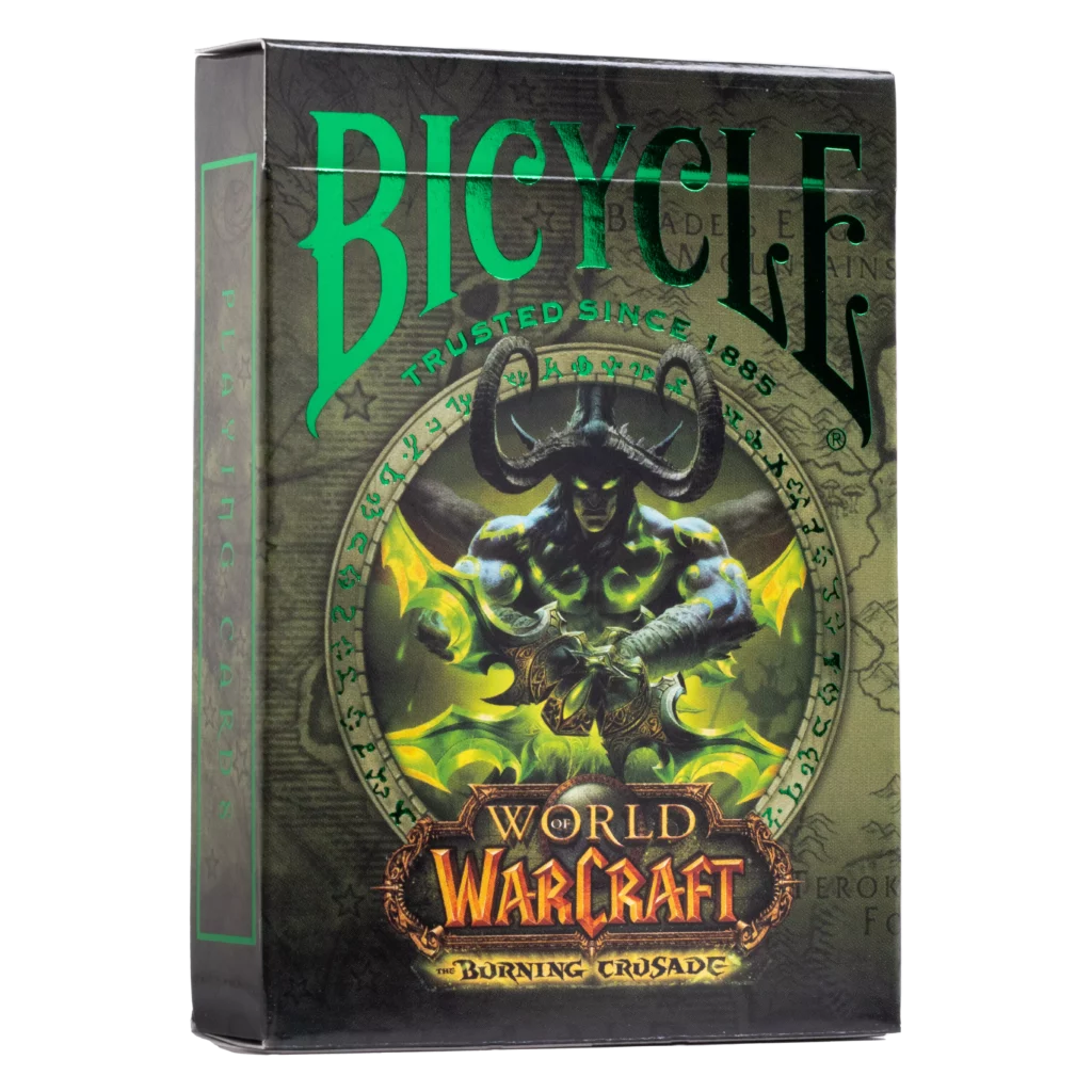 Eine Bicycle Creatives Bicycle World of Warcraft Burning Crusade Kartenschachtel steht mit sichtbarer Vorderseite vor einem weißem Hintergrund.