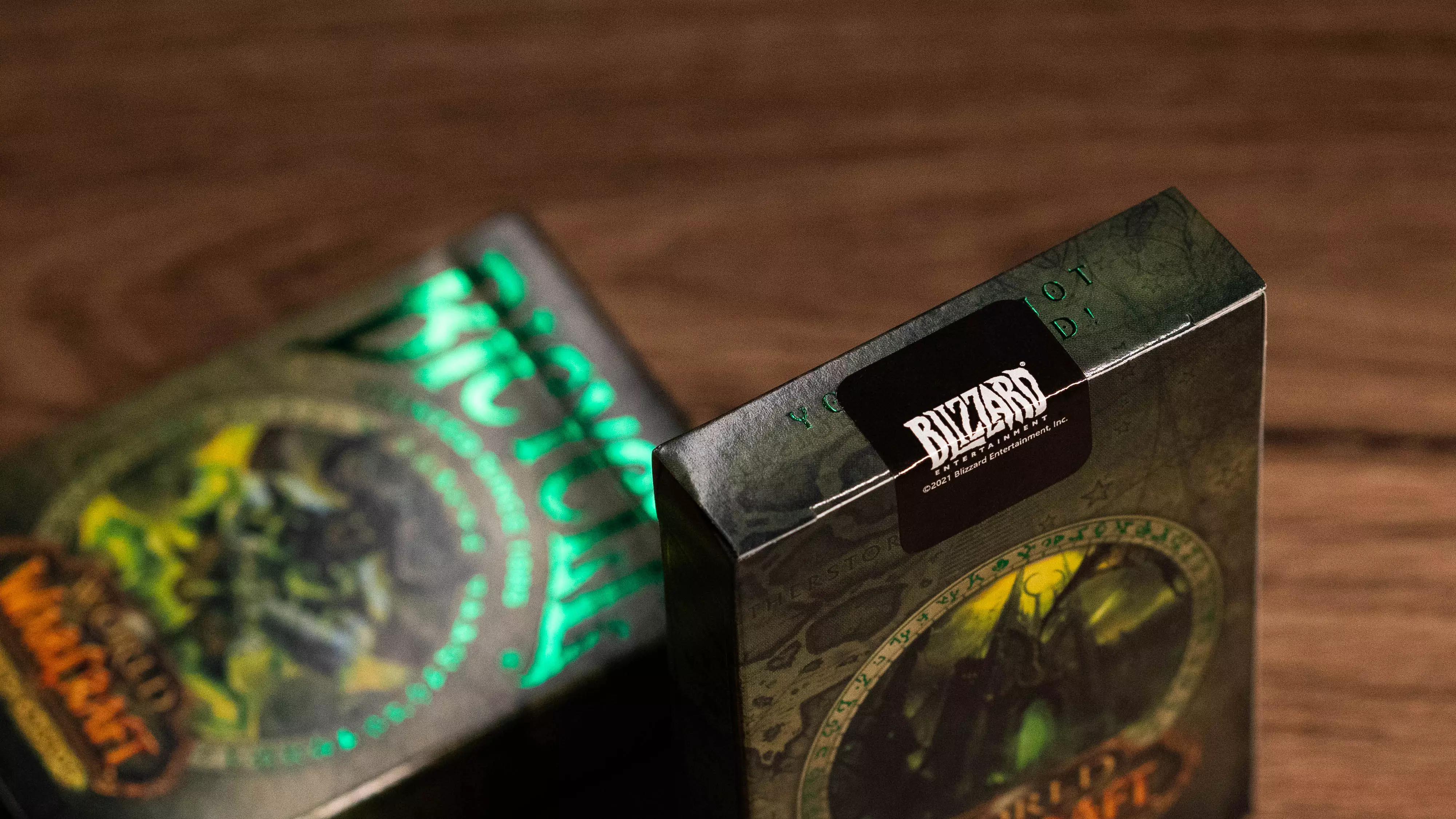Eine Bicycle Creatives Bicycle World of Warcraft Burning Crusade Kartenschachtel ist im Detail zu sehen, die Schachtel wird durch einen offiziellen Blizzard Sticker verschlossen.