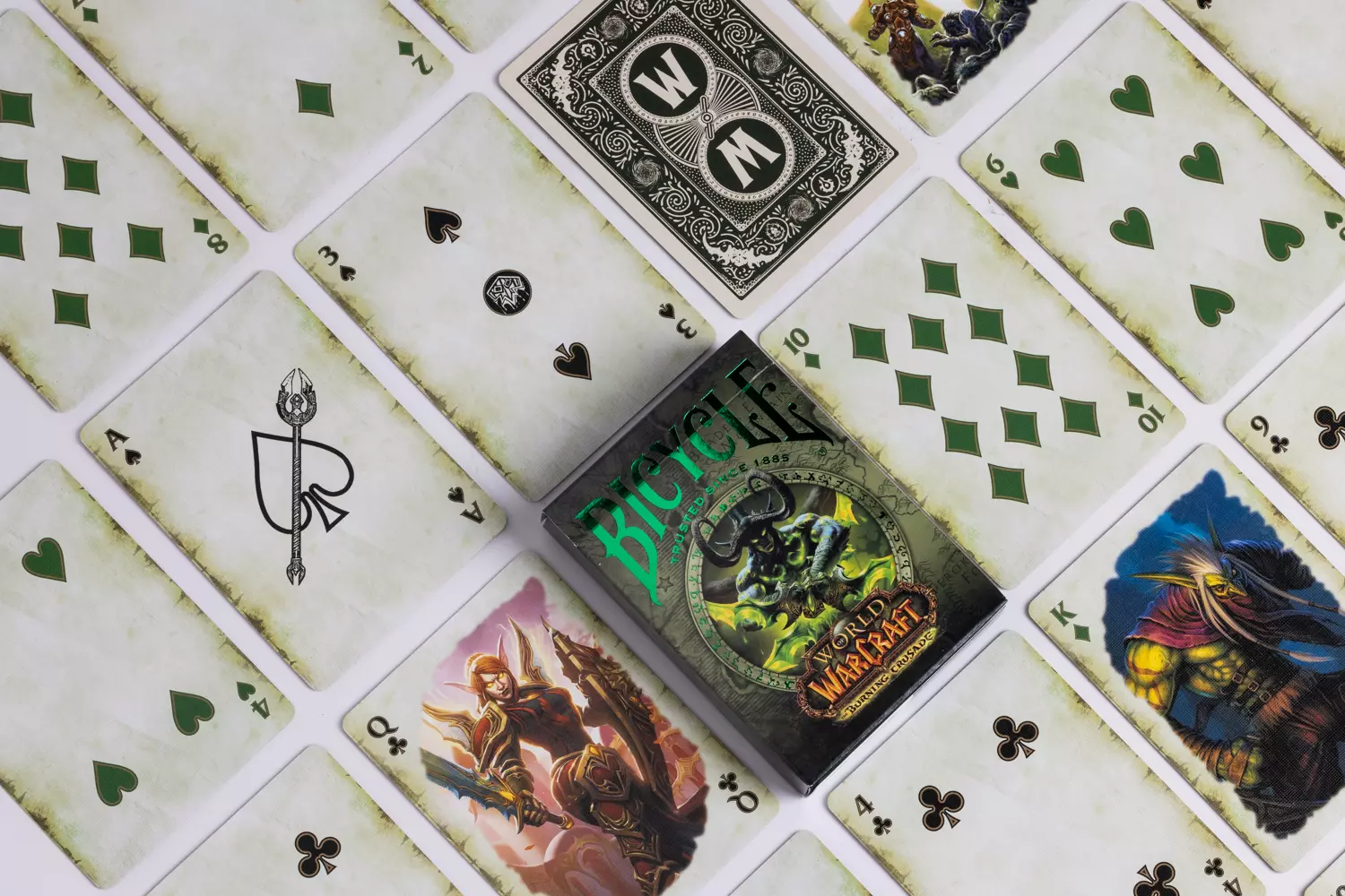 Eine Bicycle Creatives Bicycle World of Warcraft Burning Crusade Kartenschachtel liegt auf einem weißem Hintergrund, neben der Schachtel liegen die Karten aus dem Deck.