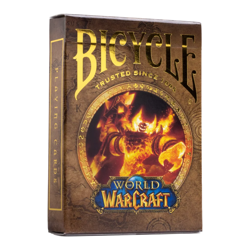 Eine Bicycle Creatives Bicycle World of Warcraft Classic Kartenschachtel steht mit sichtbarer Vorderseite vor einem weißem Hintergrund.