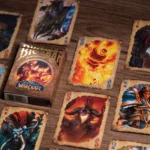 Eine Bicycle Creatives Bicycle World of Warcraft Classic Kartenschachtel liegt auf einem Holztisch Hintergrund, neben der Schachtel liegen die Karten aus dem Deck.