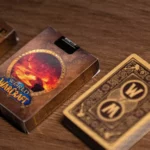 Eine Bicycle Creatives Bicycle World of Warcraft Classic Kartenschachtel liegt auf einem Holztisch Hintergrund, neben der Schachtel liegt ein Kartenstapel aus dem Deck.