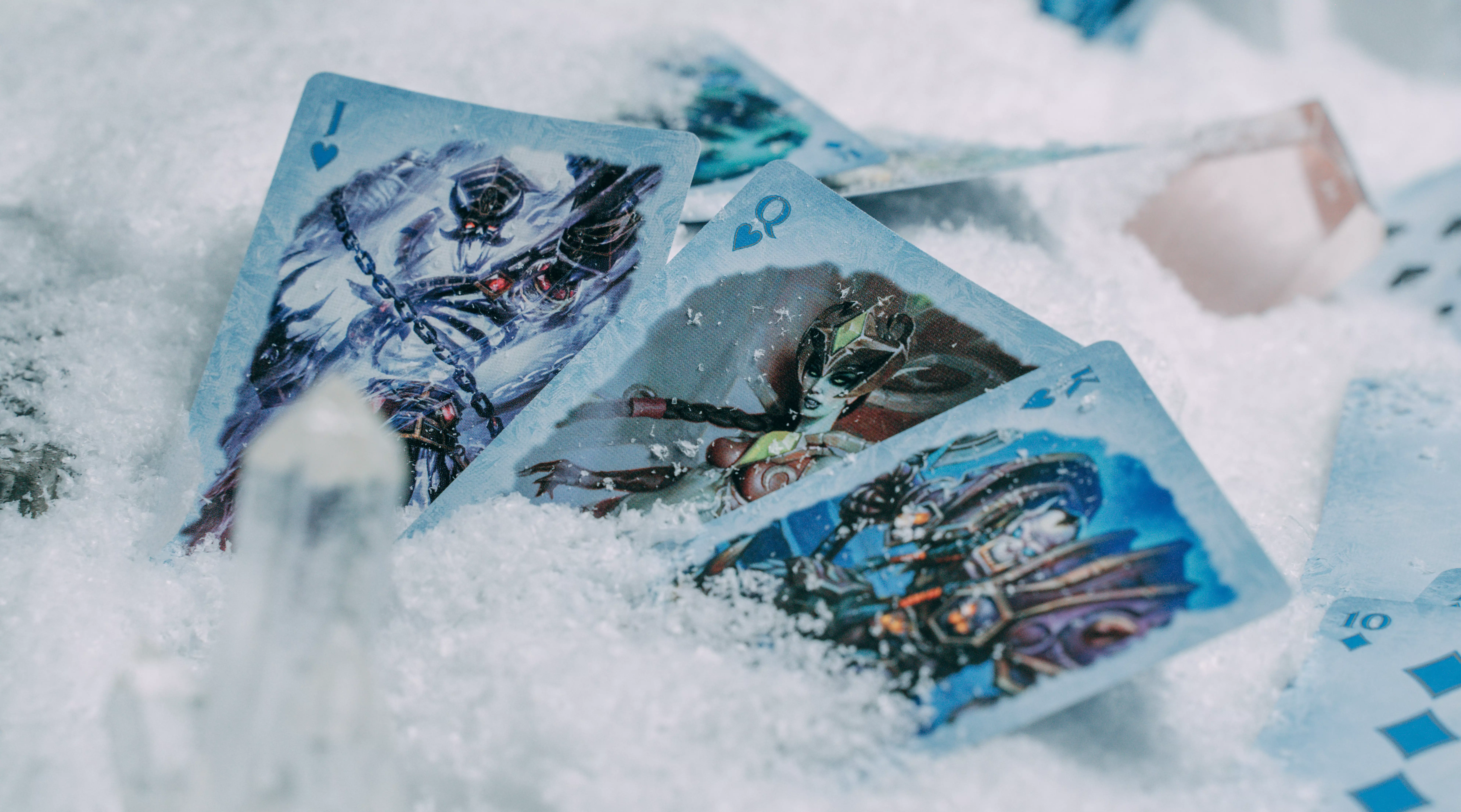Die Karten einer Bicycle Creatives Bicycle World of Warcraft Wrath of the Lich King Kartenschachtel stecken im Schnee.