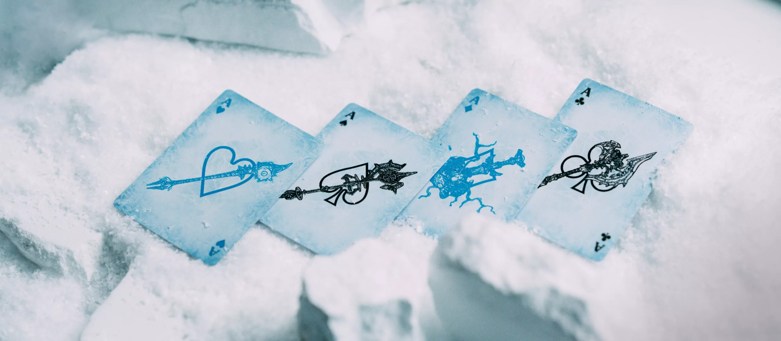 Die Ässer einer Bicycle Creatives Bicycle World of Warcraft Wrath of the Lich King Kartenschachtel stecken im Schnee.