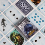 Eine Bicycle Creatives Bicycle World of Warcraft Wrath of the Lich King Kartenschachtel liegt auf einem weißem Hintergrund, neben der Schachtel liegen die Karten aus dem Deck.