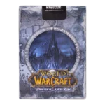 Eine Bicycle Creatives Bicycle World of Warcraft Wrath of the Lich King Kartenschachtel steht mit sichtbarer Rückseite vor einem weißem Hintergrund.