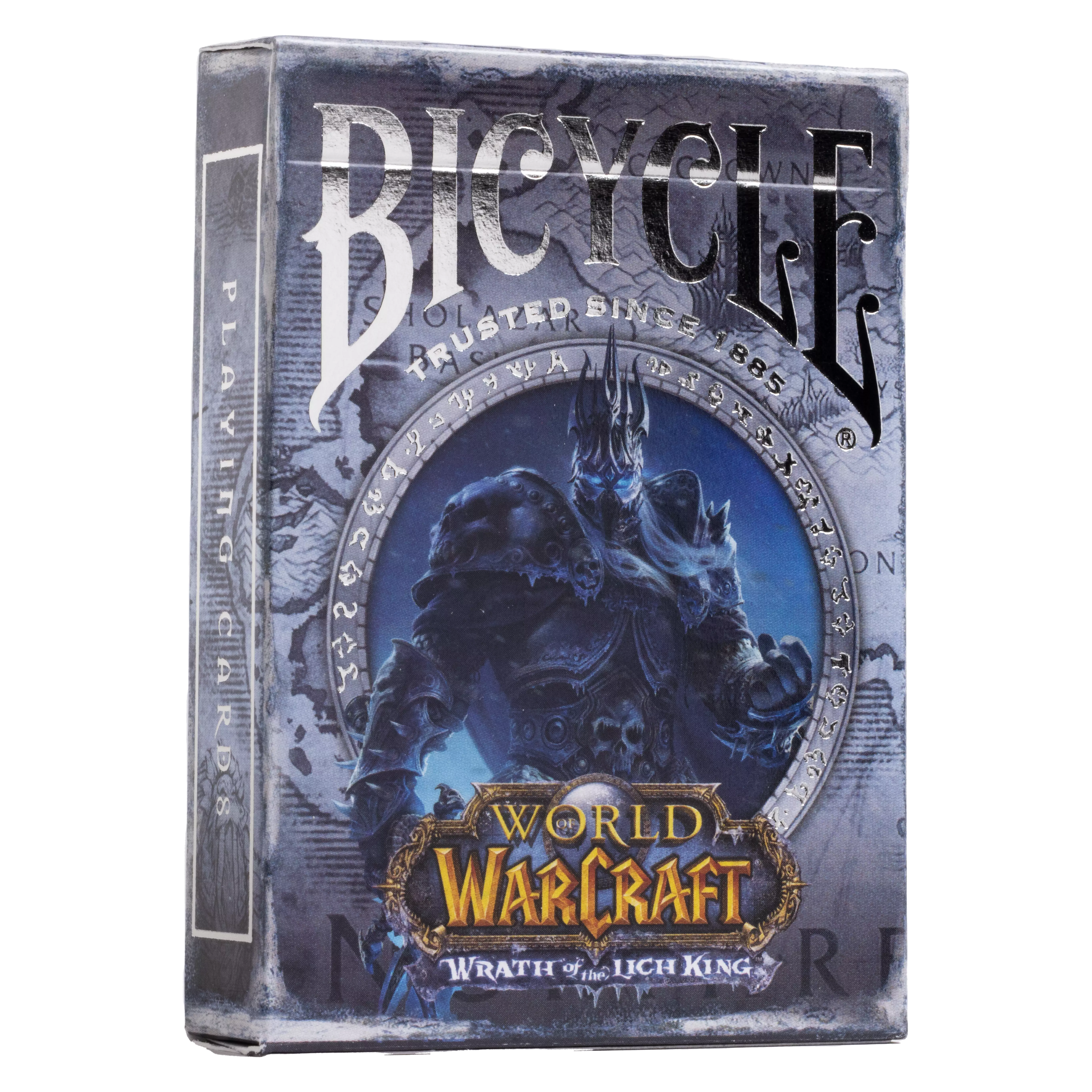 Eine Bicycle Creatives Bicycle World of Warcraft Wrath of the Lich King Kartenschachtel steht mit sichtbarer Vorderseite vor einem weißem Hintergrund.