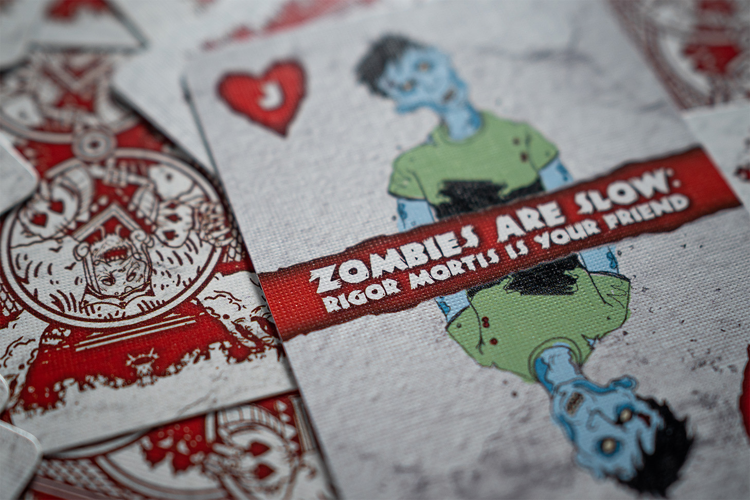 Die Bicycle® Zombie Spielkarten sind eine perfekte Wahl für Fans von Horror und Zauberei. Das Premium-Design der Karten zeigt gruselige Zombies.Erlebe unvergessliche Spielabende mit diesen hochwertigen und edlen Karten.