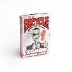 Premium Zombie Spielkarten von Bicycle mit beeindruckendem Design. Das Bicycle® Zombie wird durch gruselige Zombie-Elemente dargestellt, die perfekt für Fans von Horror und Magie sind. Ideal für Kartenspiele und Zaubershows. Holen Sie sich jetzt diese edlen Spielkarten für Ihre nächste Spielrunde oder als Sammlerstück!