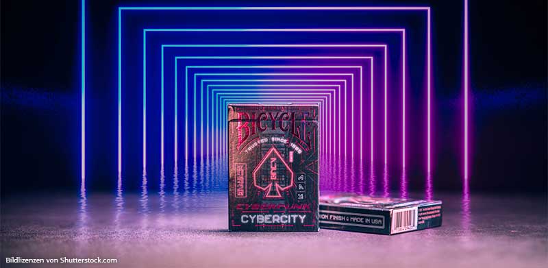 Bicycle® Cyberpunk Cybercity Kartenspiel steht vor Neonlichtern. Cyberpunk-Spiele, Bicycle Spielkarten