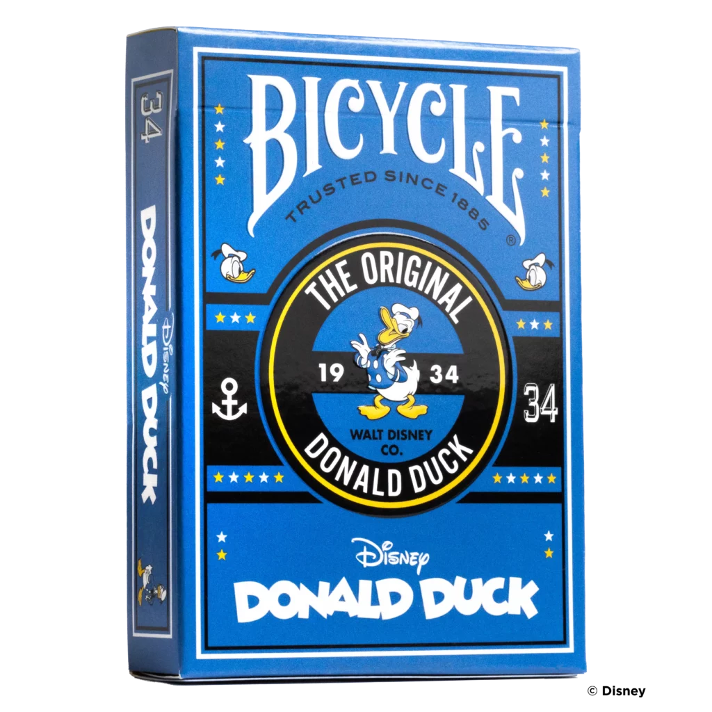 Eine Bicycle Disney Classic Donald Duck Inspired Kartenschachtel steht mit sichtbarer Vorderseite vor einem weißem Hintergrund.
