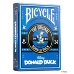 Eine Bicycle Disney Classic Donald Duck Inspired Kartenschachtel steht mit sichtbarer Vorderseite vor einem weißem Hintergrund.