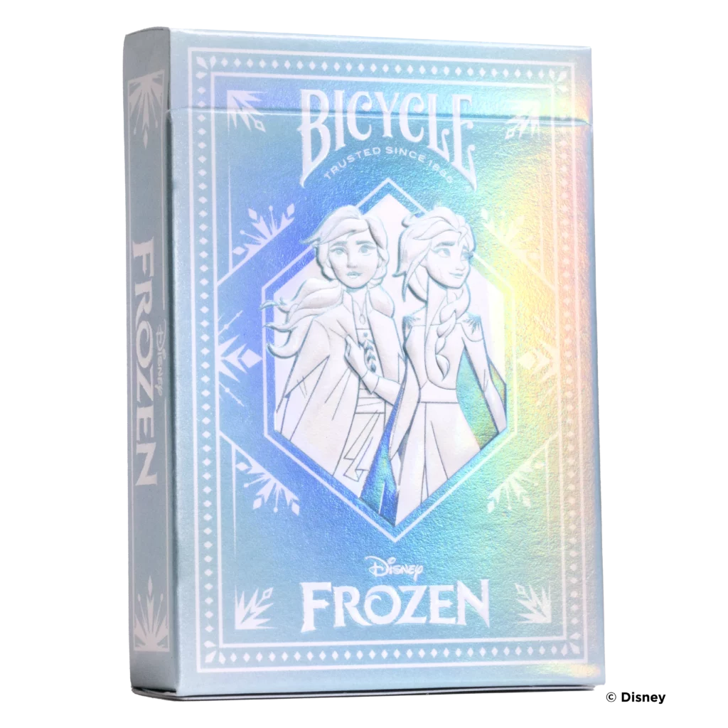 Eine Bicycle Disney Frozen Inspired Kartenschachtel steht mit sichtbarer Vorderseite vor einem weißem Hintergrund.