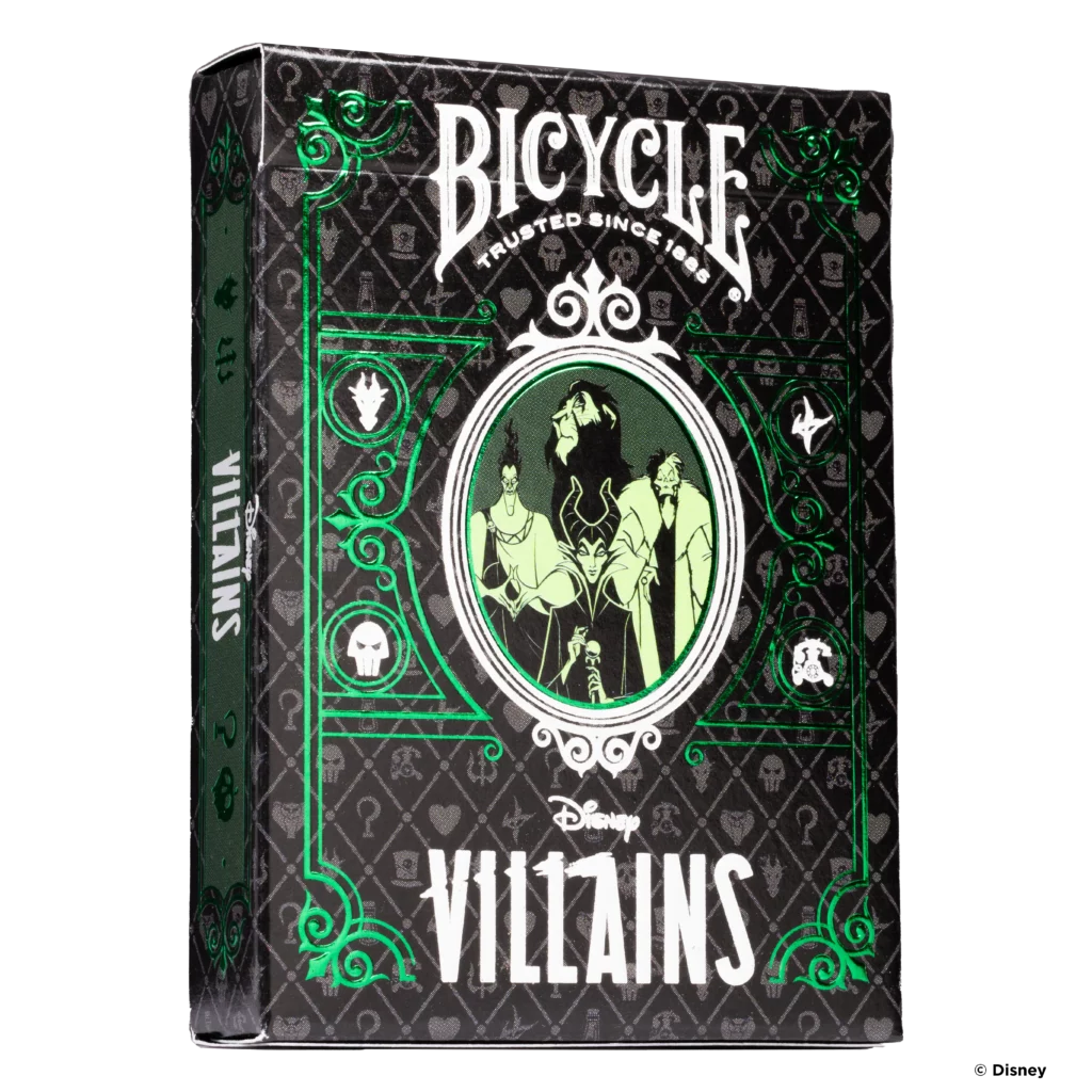 Eine Bicycle Creatives Bicycle Disney Villains green grün Kartenschachtel steht mit sichtbarer Vorderseite vor einem weißem Hintergrund.