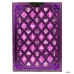 Eine Bicycle Creatives Bicycle Disney Villains purple lila Kartenschachtel steht mit sichtbarer Rückseite vor einem weißem Hintergrund.