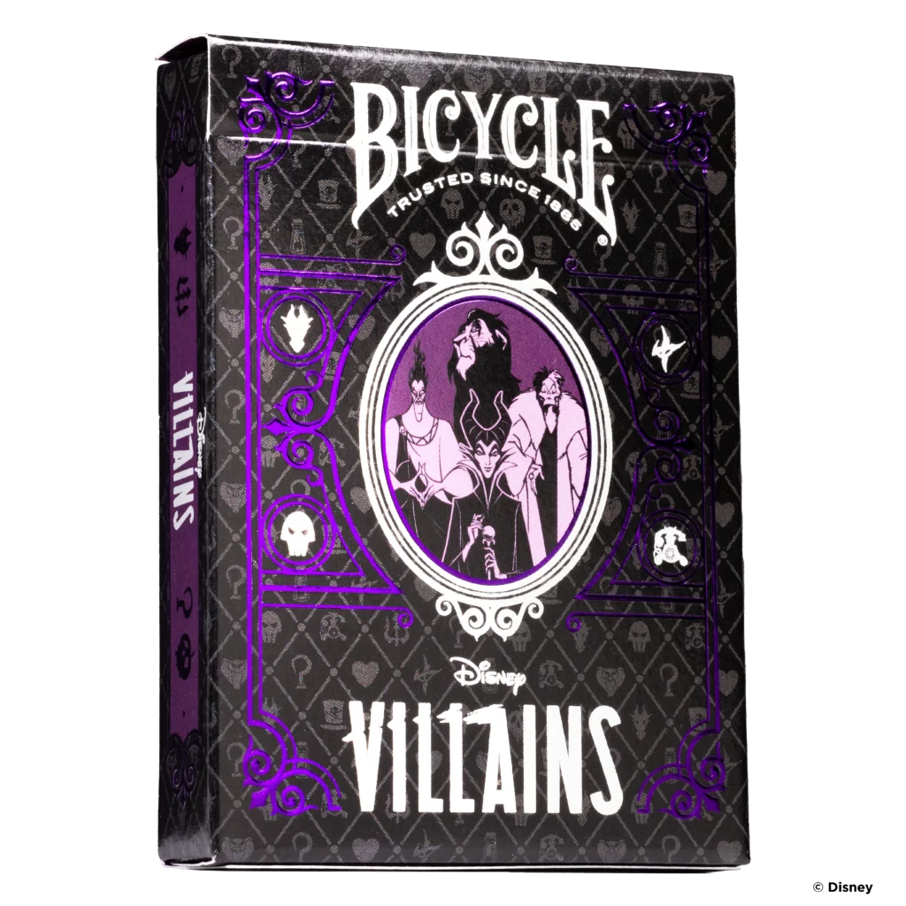 Eine Bicycle Creatives Bicycle Disney Villains purple lila Kartenschachtel steht mit sichtbarer Vorderseite vor einem weißem Hintergrund.