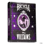Eine Bicycle Creatives Bicycle Disney Villains purple lila Kartenschachtel steht mit sichtbarer Vorderseite vor einem weißem Hintergrund.