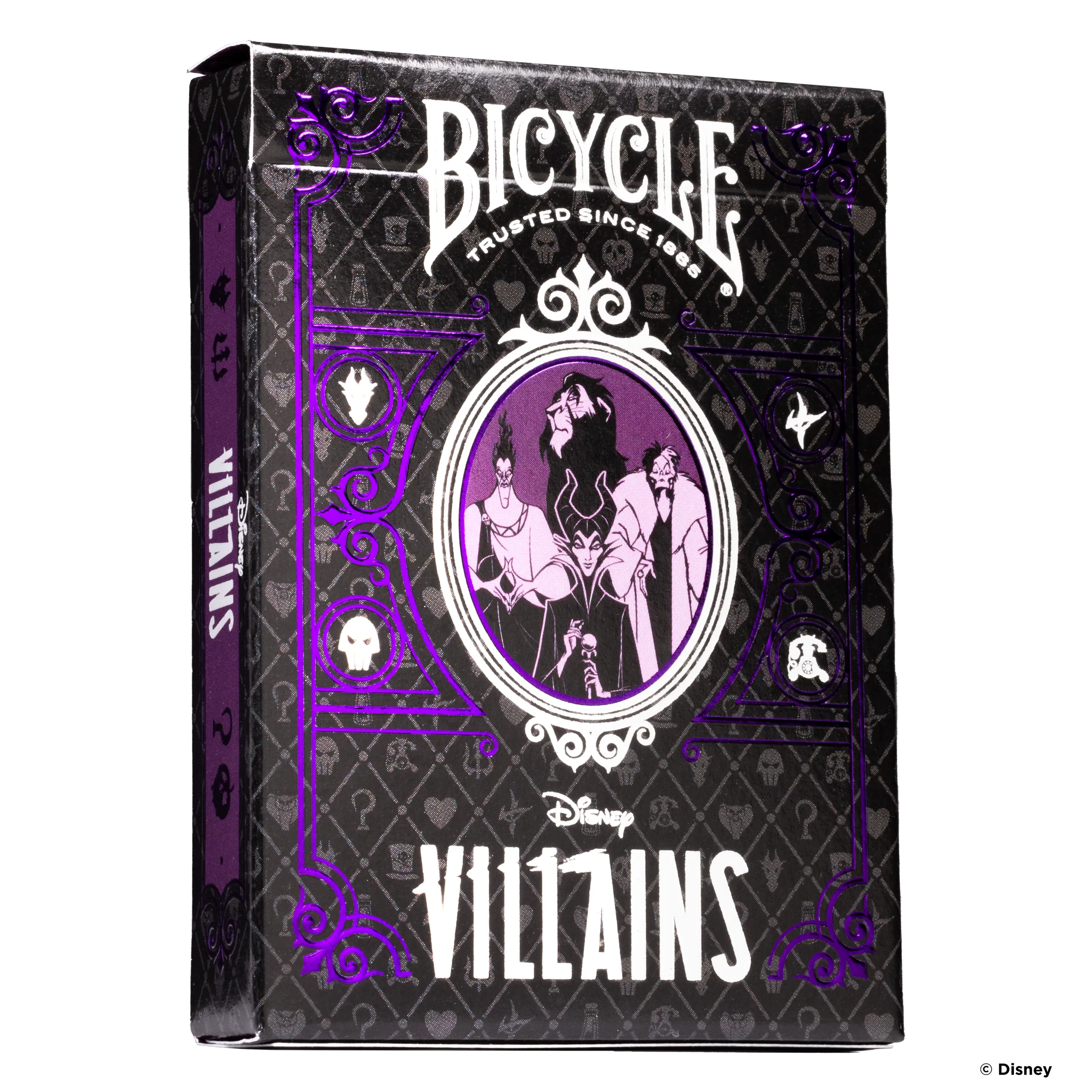 Eine Bicycle Creatives Bicycle Disney Villains purple lila Kartenschachtel steht mit sichtbarer Vorderseite vor einem weißem Hintergrund.