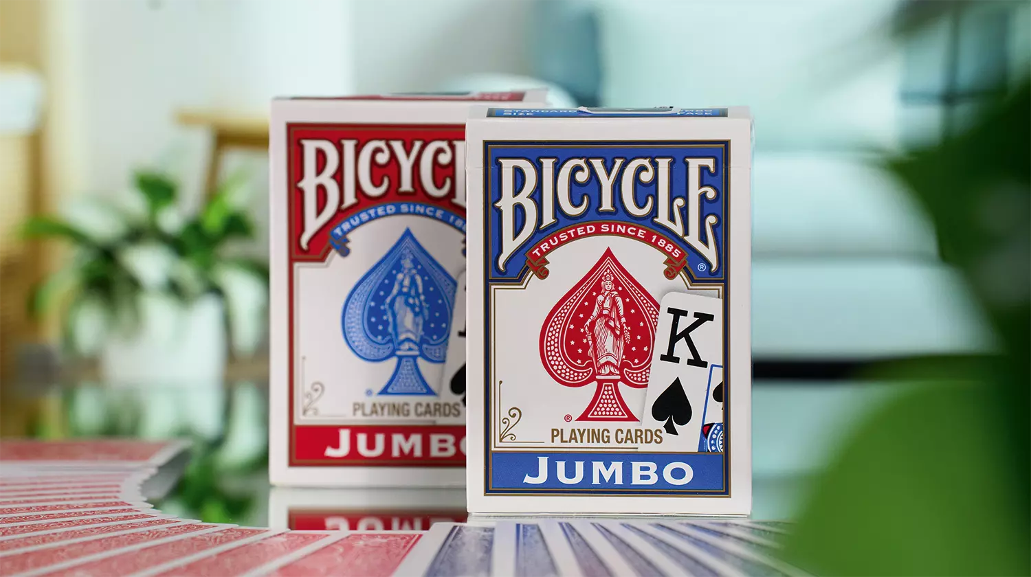 Die beiden Farbvarianten in rot un blau der Bicycle Originals Jumbo Schachtel stehen mit sichtbarer Vorderseite vor einem weißem Hintergrund.