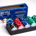 Eine Bicycle originals Poker Chips Schachtel steht mit sichtbarer Forderseite und ausgepackten Poker Chips vor einem weißem Hintergrund.