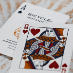 Zwei Karten der Bicycle Creatives Botanica liegen auf einem Hintergrund aus Kartenrückseiten.