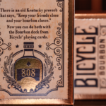 Von einer Bicycle Creatives Bourbon Kartenschachtel ist die Rückseite zu sehen, darauf eine amerikanische Redewendung über Bourbon.