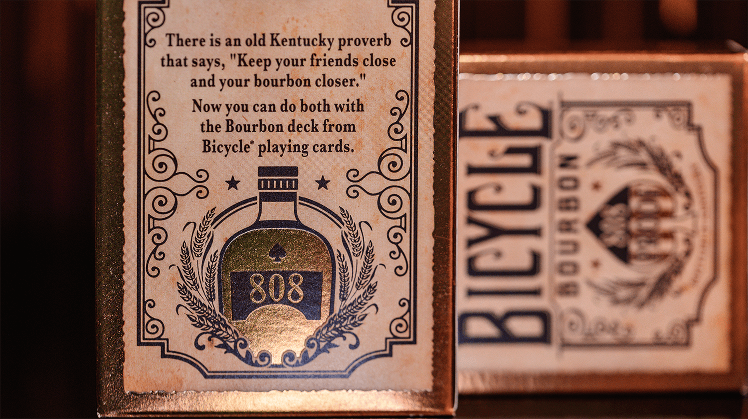 Von einer Bicycle Creatives Bourbon Kartenschachtel ist die Rückseite zu sehen, darauf eine amerikanische Redewendung über Bourbon.