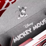 Eine Bicycle Creatives Bicycle Disney Classic Mickey Kartenschachtel ist im Detail zu sehen.
