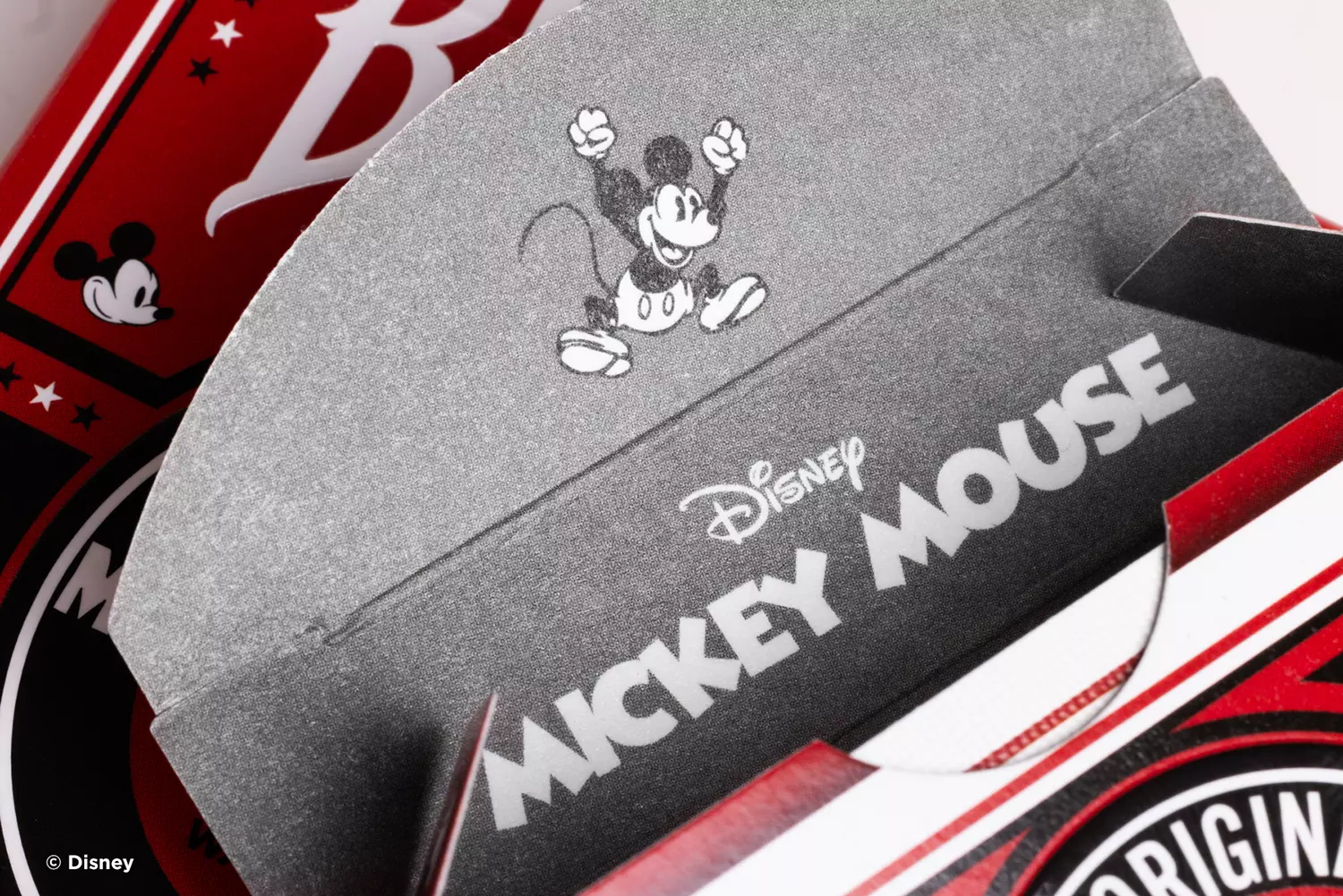 Eine Bicycle Creatives Bicycle Disney Classic Mickey Kartenschachtel ist im Detail zu sehen.