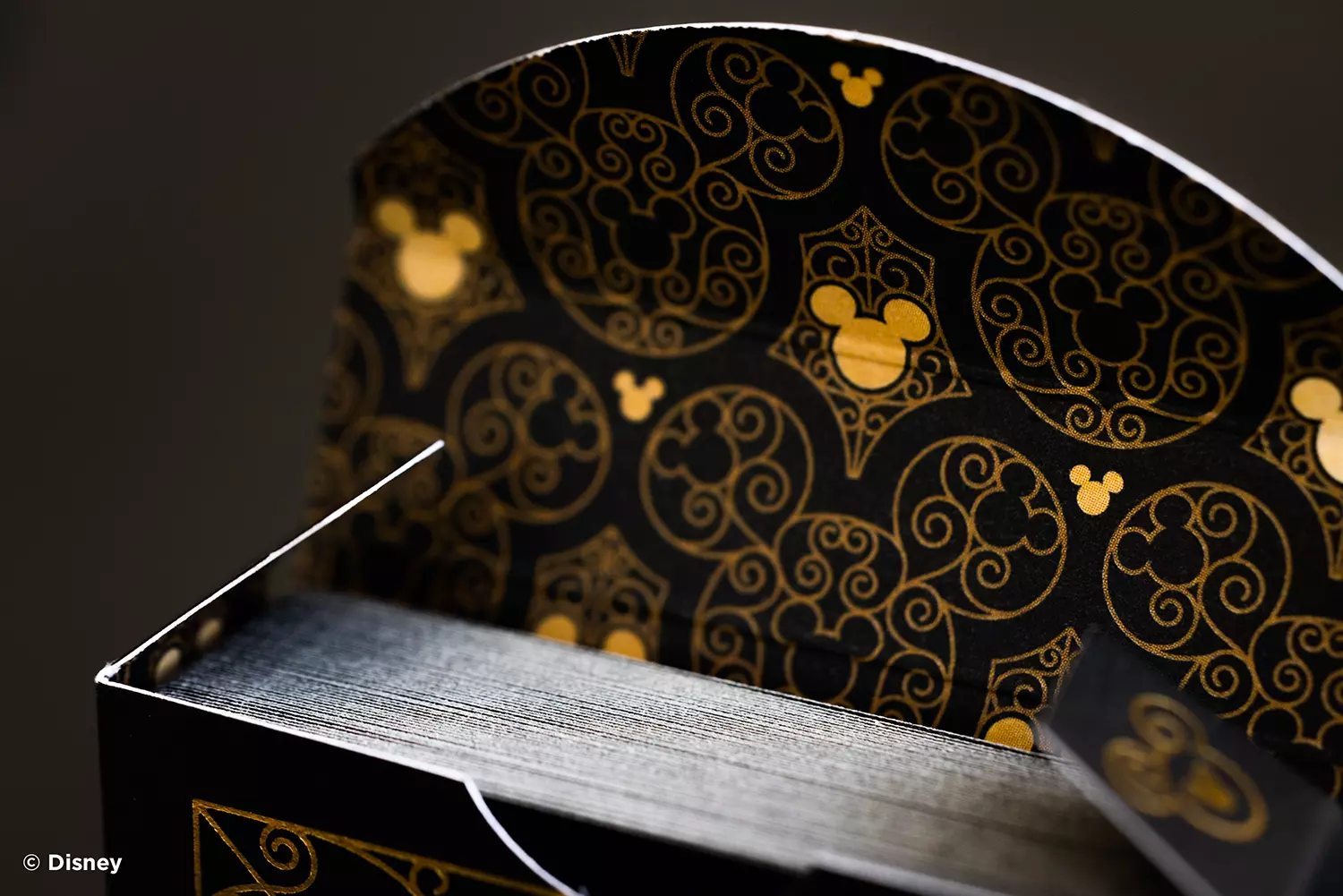 Eine Bicycle Ultimate Bicycle Disney Mickey Mouse Black and Gold Kartenschachtel ist im Detail zu sehen.