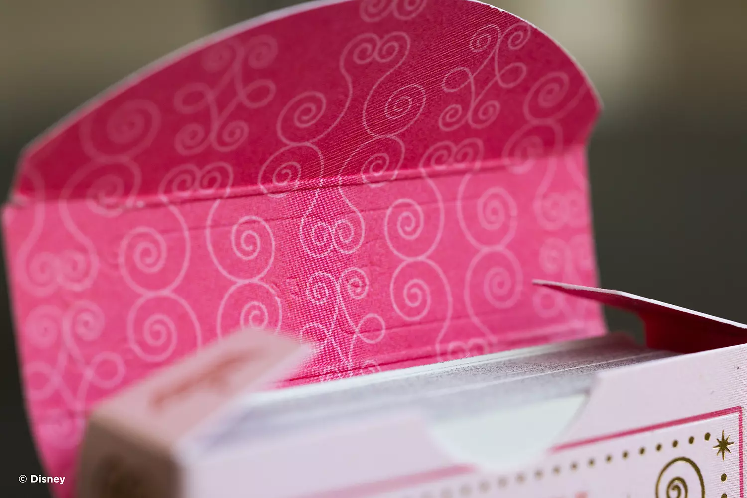 Eine Bicycle Ultimate Bicycle Disney Princess pink rosa Kartenschachtel ist im Detail zu sehen.
