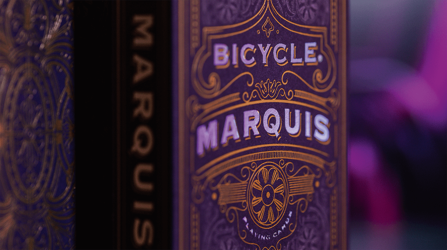 Eine Bicycle Creatives Marquis Kartenschachtel Vorderseite ist aus der Nähe zu sehen.