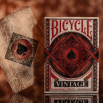 Von einer Bicycle Creatives Vintage Kartenschachtel ist die Vorderseite zu sehen, daneben ist die Vorderseite einer Karte zu sehen.