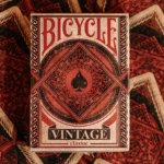 Eine Bicycle Creatives Vintage Kartenschachtel liegt auf einem Hintergrund aus Kartenrückseiten.