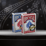 Zu sehen ist das Bicycle Double Back in den beiden Farbvarianten Red Rot und Blue Blau vor einem schwarzen Hintergrund mit Bicycle Logo.