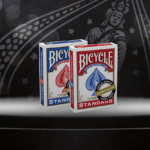 Zu sehen ist das Bicycle Blank Card Both Sides in den beiden Farbvarianten Red Rot und Blue Blau vor einem schwarzen Hintergrund mit Bicycle Logo.