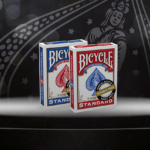 Zu sehen ist das Bicycle Trick Deck Double Face in den beiden Farbvarianten Rot und Blau vor einem schwarzen Hintergrund mit Bicycle Logo.