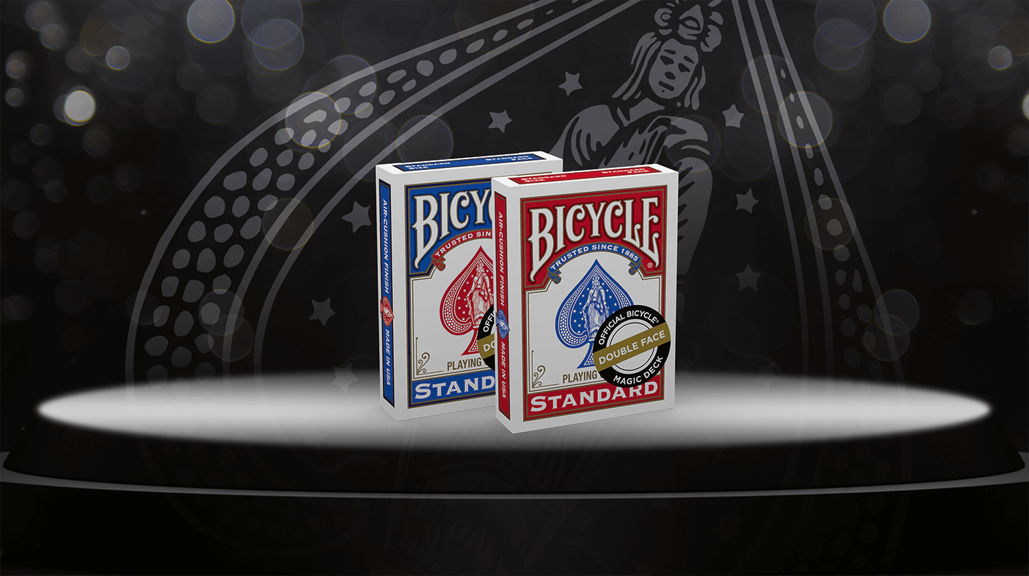 Zu sehen ist das Bicycle Trick Deck Double Face in den beiden Farbvarianten Rot und Blau vor einem schwarzen Hintergrund mit Bicycle Logo.
