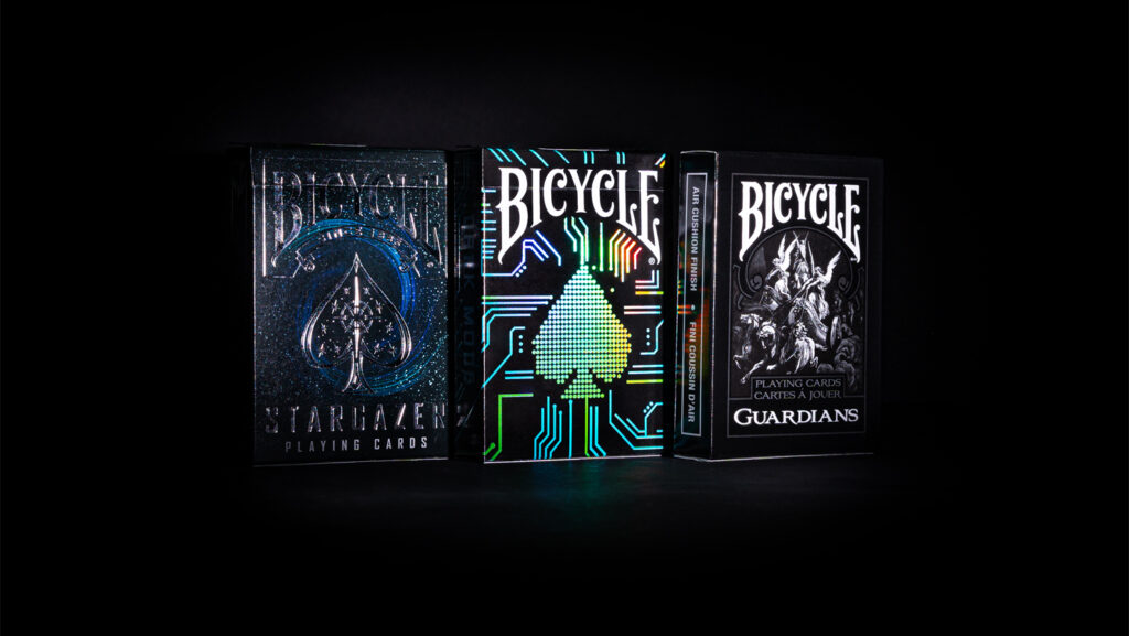 Bicycle Stargazer, Dark Mode und Guardians vor schwarzem Hintergrund. Schwarze Karte, Bicycle Spielkarten