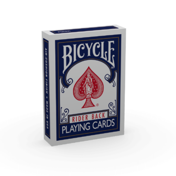 Eine Bicycle Trick Deck Rider Back Standard Index 807 Classic Tuck Blau Blue Kartenschachtel steht mit sichtbarer Vorderseite vor einem weißem Hintergrund.