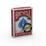 Eine Bicycle Trick Deck Blank Back Red Rot Kartenschachtel steht mit sichtbarer Vorderseite vor einem weißem Hintergrund.