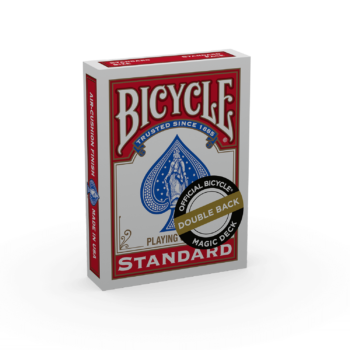 Eine Bicycle Trick Deck Double Back Red Rot Kartenschachtel steht mit sichtbarer Vorderseite vor einem weißem Hintergrund.
