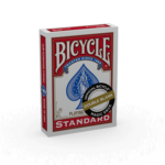 Eine Bicycle Trick Deck Blank Card Both Sides Red Rot Kartenschachtel steht mit sichtbarer Vorderseite vor einem weißem Hintergrund.
