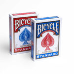Die Bicycle Originals Gold Standard Blau und Standard Rot Kartenschachteln stehen mit sichtbaren Vorderseiten vor einem weißem Hintergrund.