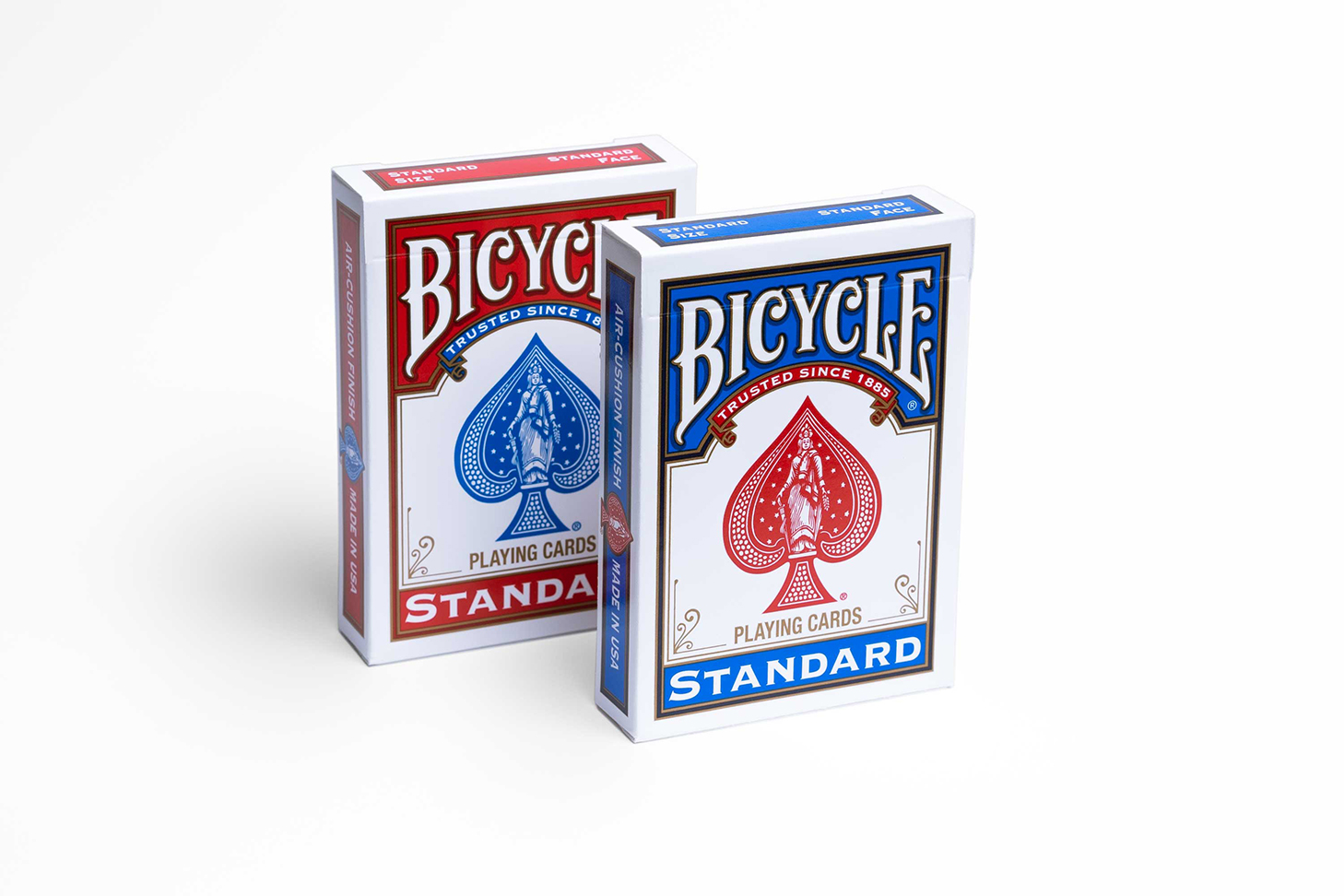 Die Bicycle Originals Gold Standard Blau und Standard Rot Kartenschachteln stehen mit sichtbaren Vorderseiten vor einem weißem Hintergrund.