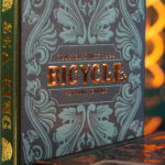 Die Detailaufnahme zeigt einen Ausschnitt der Bicycle Creatives Sea King Kartenschachtel mit sichtbarer Vorderseite und Bicycle Logo. Das Bild ist atmosphärisch und zu einem großen Teil unscharf.