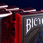 Fünf Bicycle Ultimates Foil Back Cobalt Blue Kartenschachteln stehen mit angeschnitten sichtbaren Vorder- und Rückseiten hintereinander.